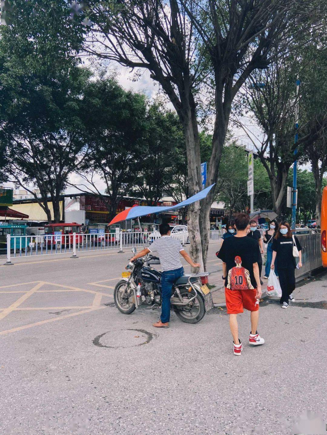 当我们起晚了要赶去地铁站时当我们在加完班错过末班车坐时看到热情
