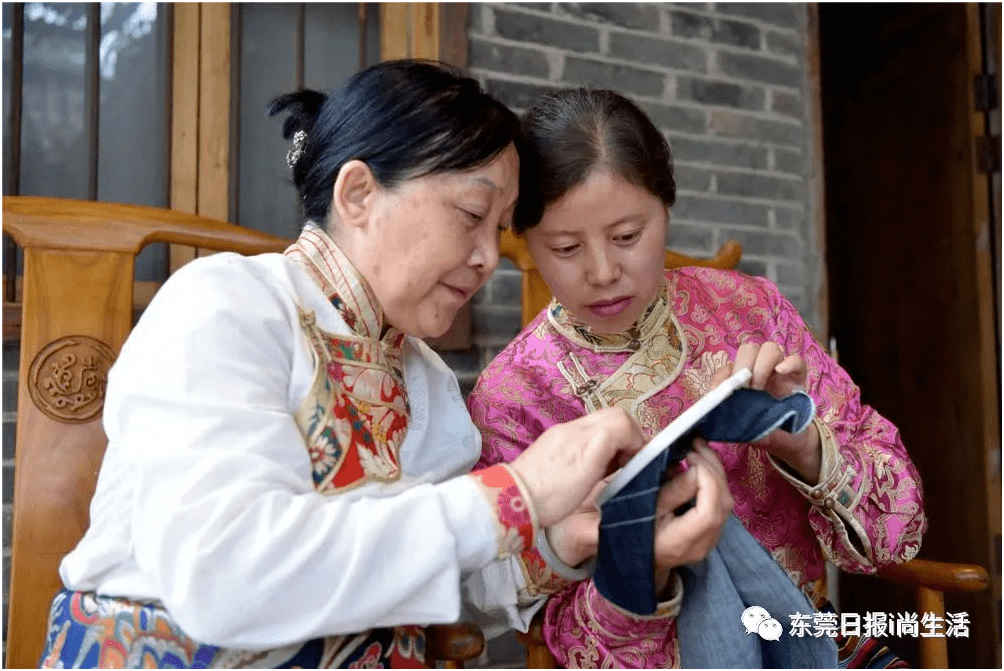 某国际顶级奢侈品牌签下了杨华珍根据敦煌飞天壁画创作的《莲花化生图