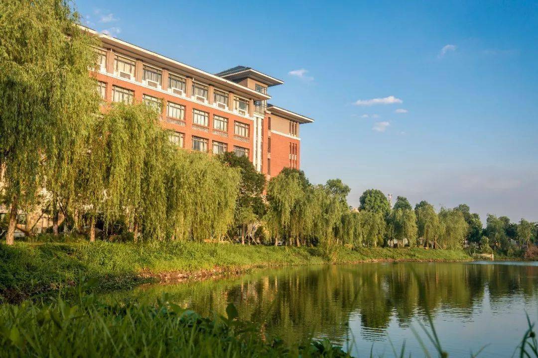 别错过明天上午学姐直播带你逛中大新华