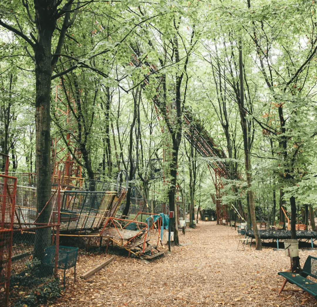 这个游乐场可不是社区里的儿童乐园那么简单,它不仅有秋千,滑滑梯