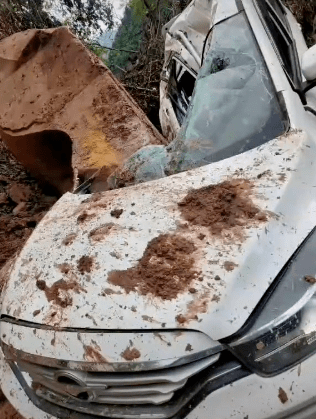 恩施一小汽车被千斤巨石砸中!车内3人恰好下车观察路情躲过一劫