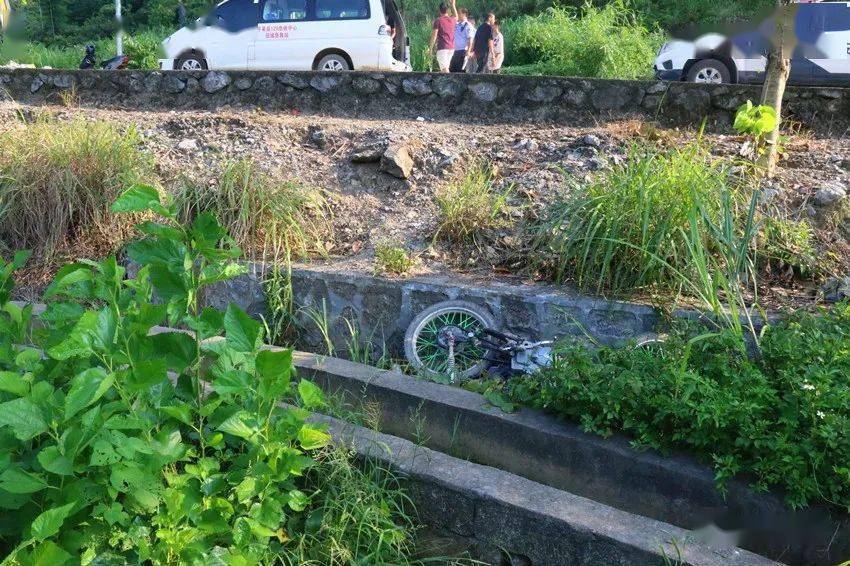 平果四名学生同坐一辆摩托翻车其中一人不幸死亡