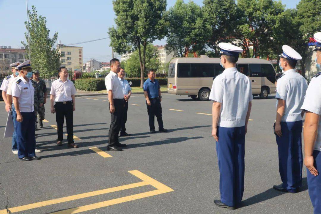 安陆市市长胡明刚带队看望慰问消防指战员