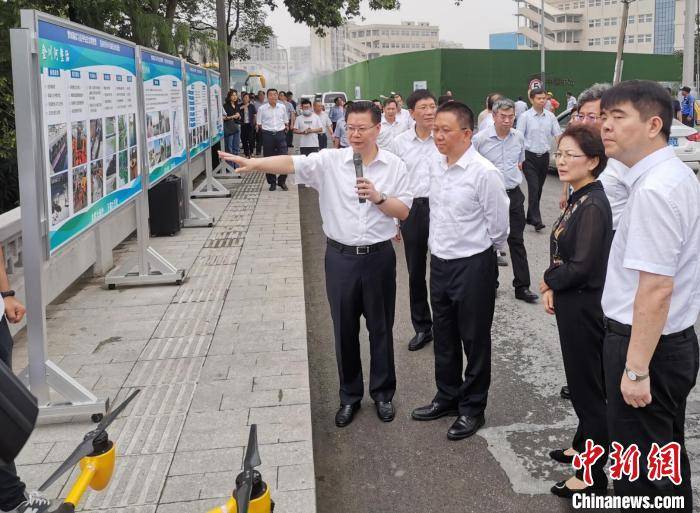 南京市生态环境局局长钱锋介绍金川河水环境整治情况 赵彤 摄