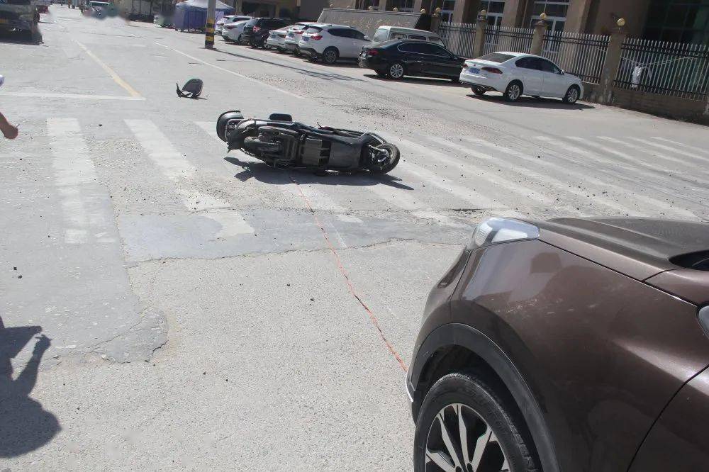 平阳女子骑电动车被撞飞!