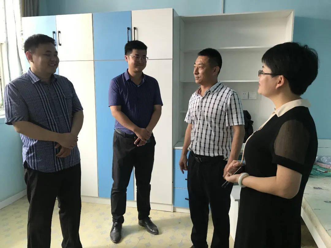 摆得下一张平坦的书桌,安放下一张舒适的小床,拥有一个的整洁空间