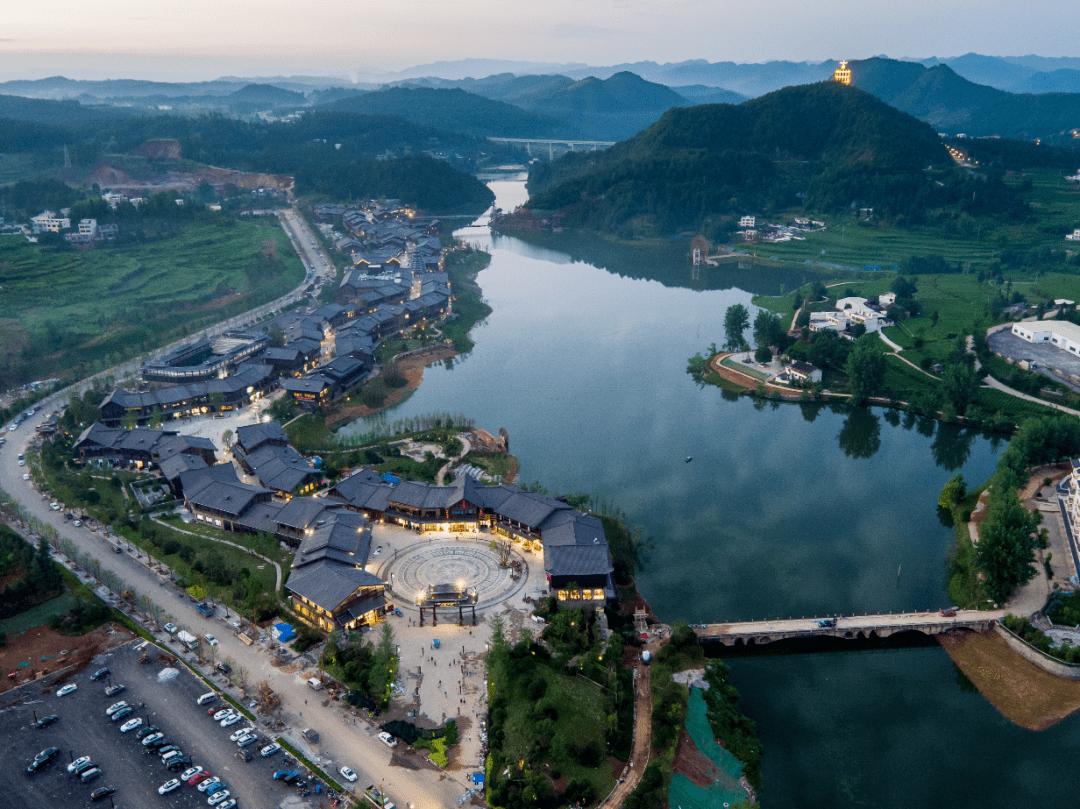 央视推荐,四局这个"奥斯卡"级的旅游小镇美如画!