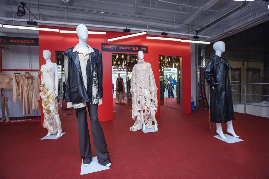 优秀的毕业生作品集结在此,展示服装表明了设计师的立场,从强烈的视觉