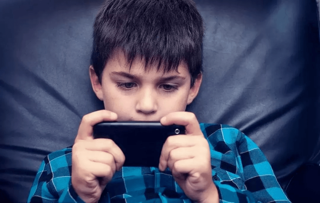 现代的小孩玩手机图片图片