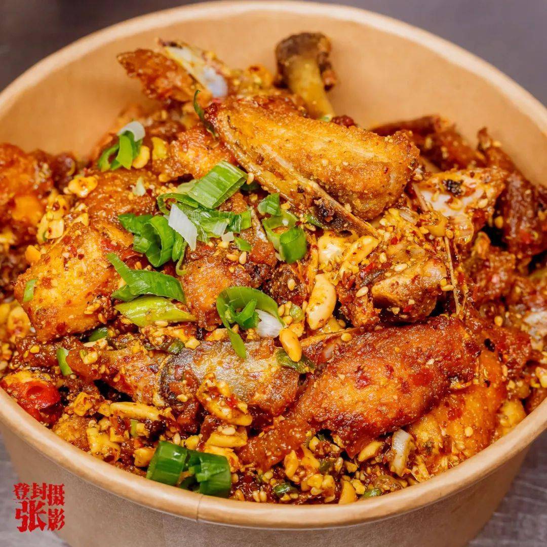 每份麻辣香酥鸡现点现做口感新鲜 3 花生,葱花,辣椒 都是缺一不可的