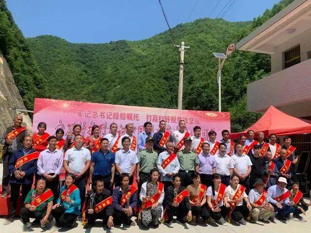在建党99周年到来之际,镇安县县委常委,人武部部长杨学智,政委李钢