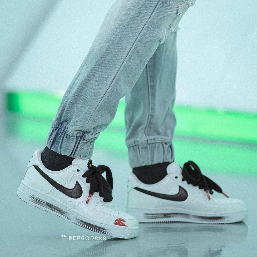天猫发售吗权志龙x耐克af1白色刮刮卡反系鞋带上脚