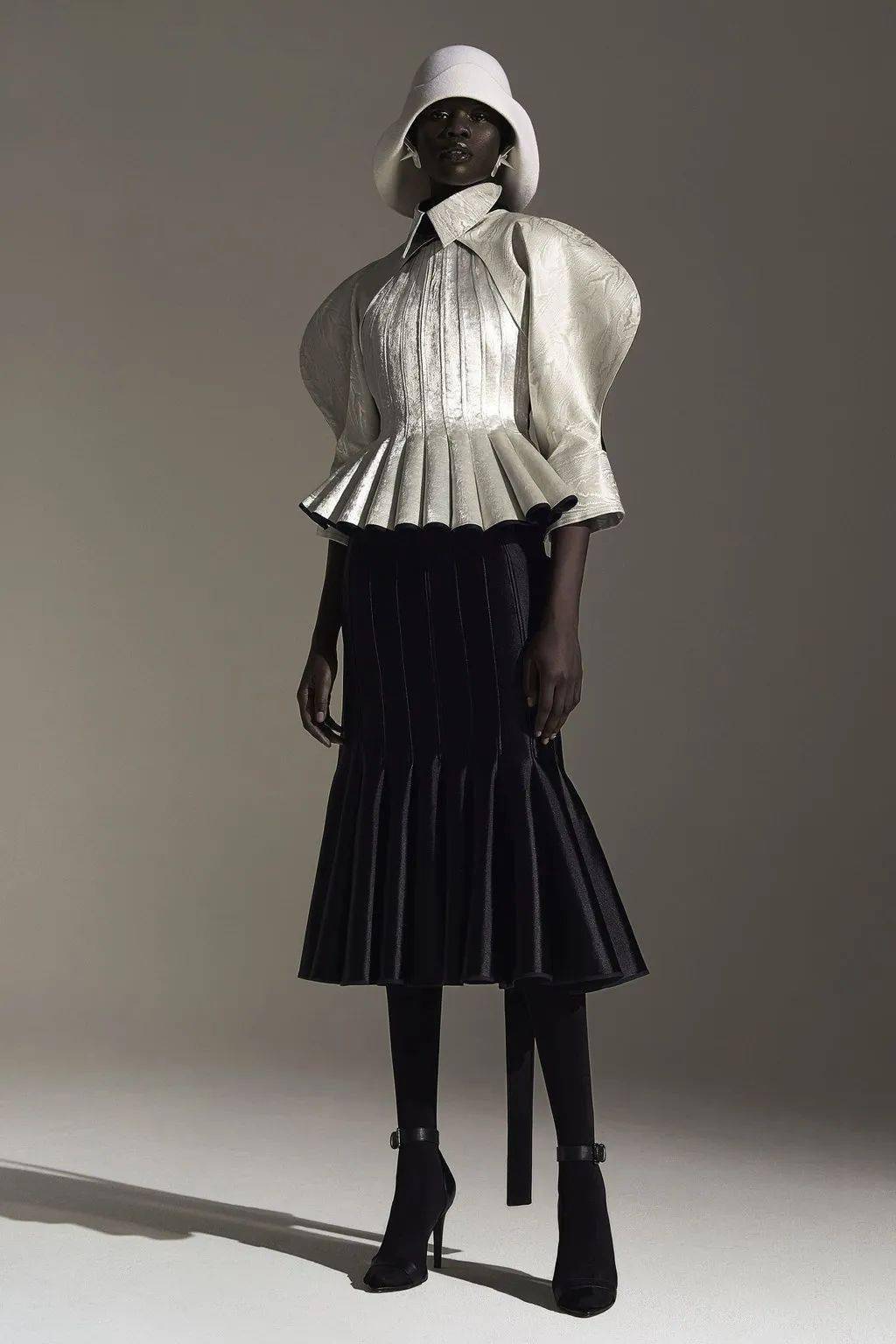 廓形灵感|时装上绽放的花花花花仙子立体廓形,美到心颤的大波浪设计与