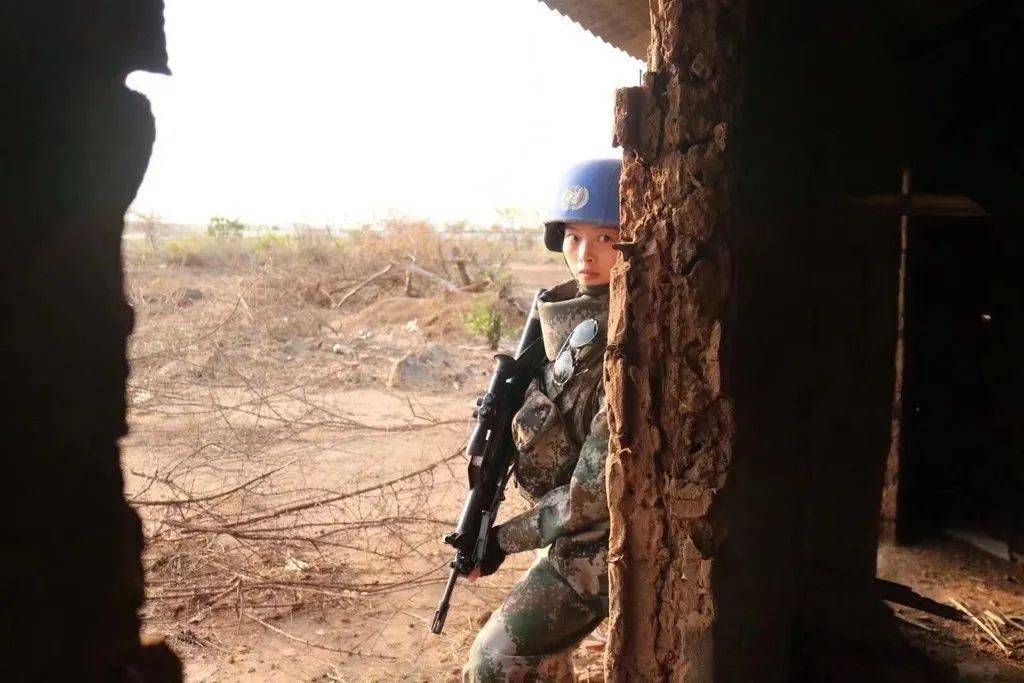 张钦在执行任务"六·一"儿童节,张钦和瞿晓倩一起给当地村里的小孩送