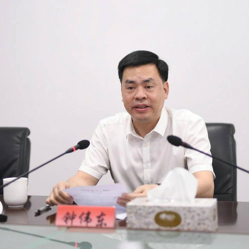 党组书记,局长钟伟东同志谈了自己的三点感想.