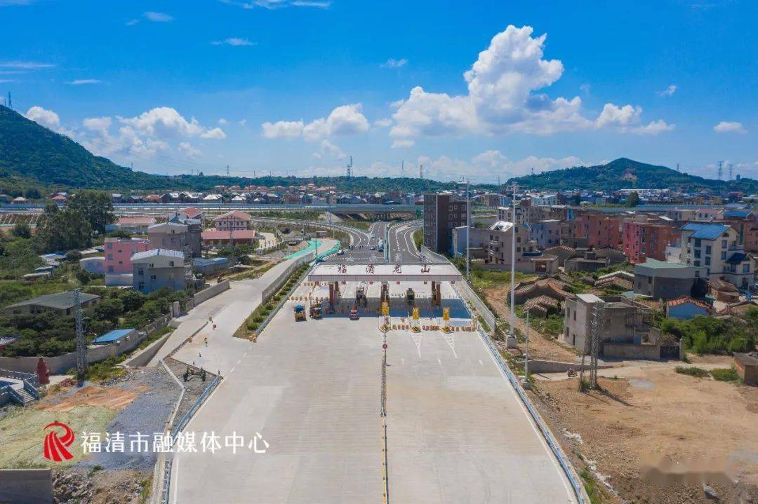 龙山收费站主体建筑面积1940平方米车道数4进4出阳下收费站占地9亩阳