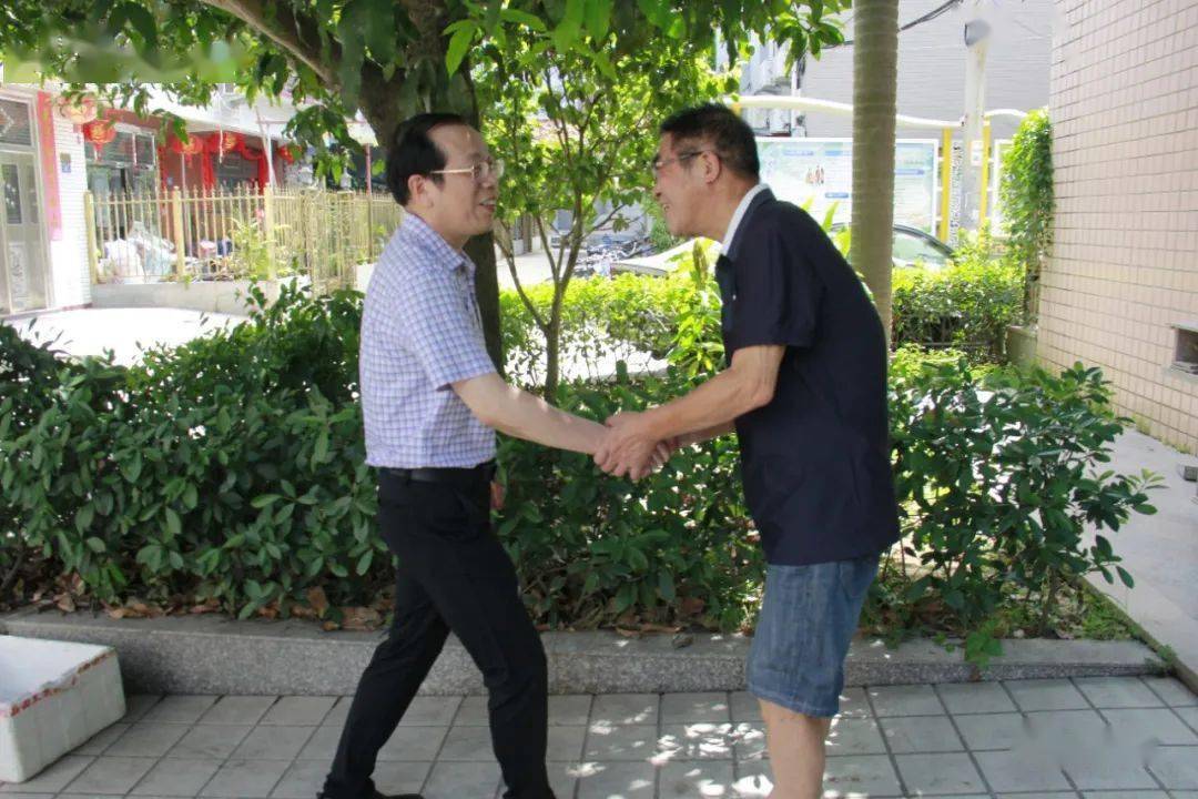 "在现役团级以上干部翁新春家中,黄齐秋,吴思斌与其家属亲切交谈,在