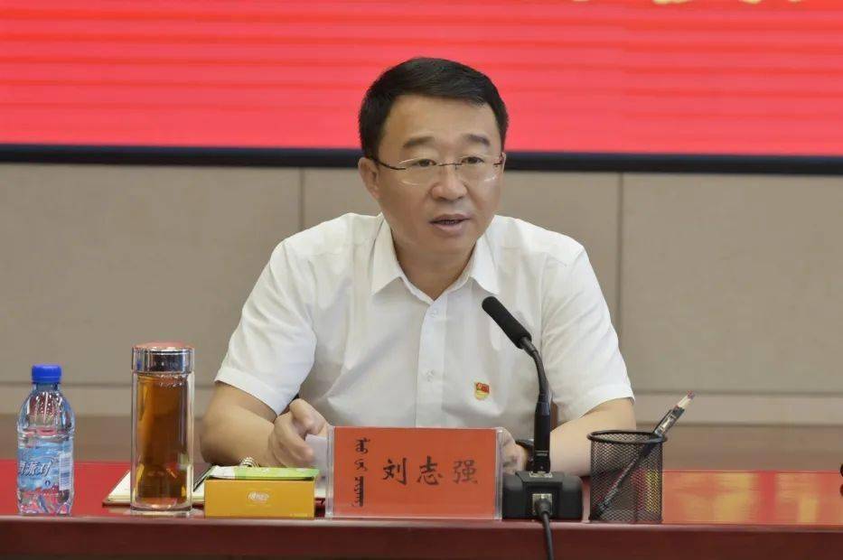 阿拉善左旗为见义勇为模范授牌_刘胜利