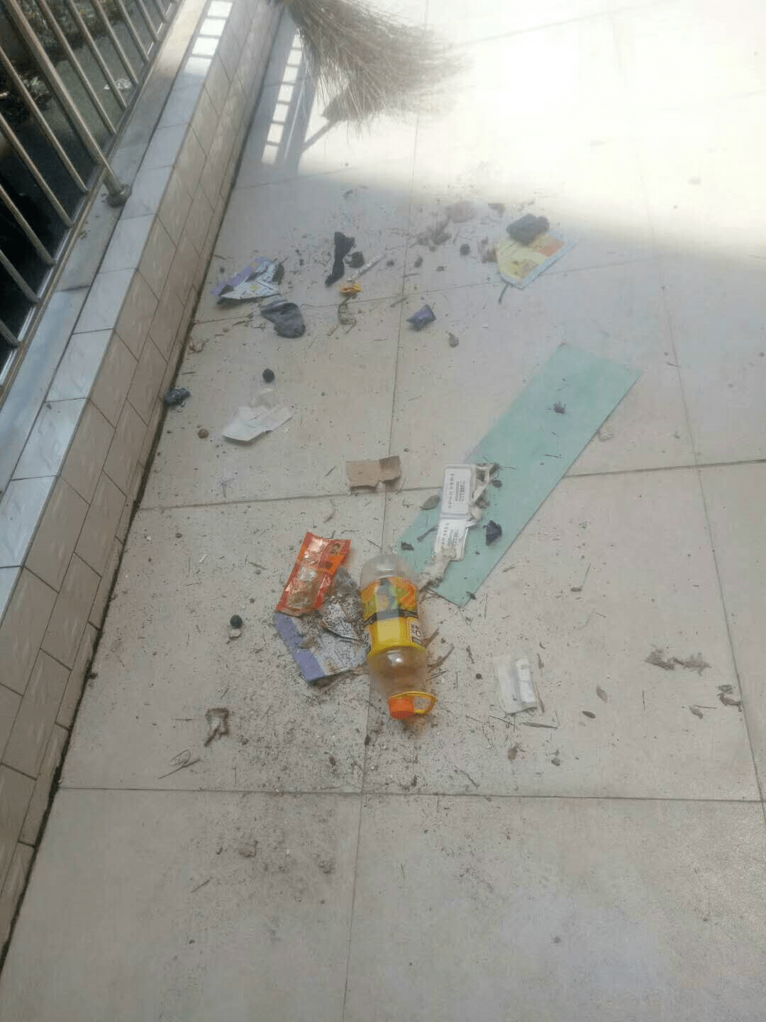 龙川新城某小区频繁高空抛物,连卫生巾都扔