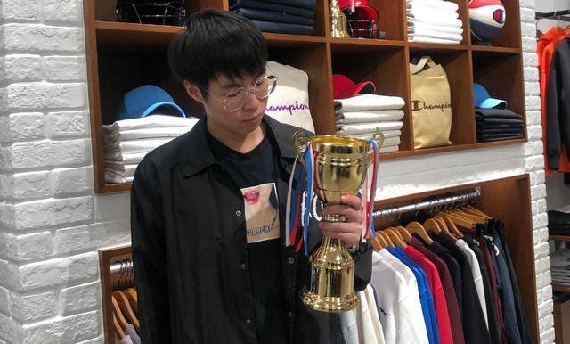 lol包桑喊话小乐言,你还敢不敢招惹我?被妈妈粉喷破防现场动怒