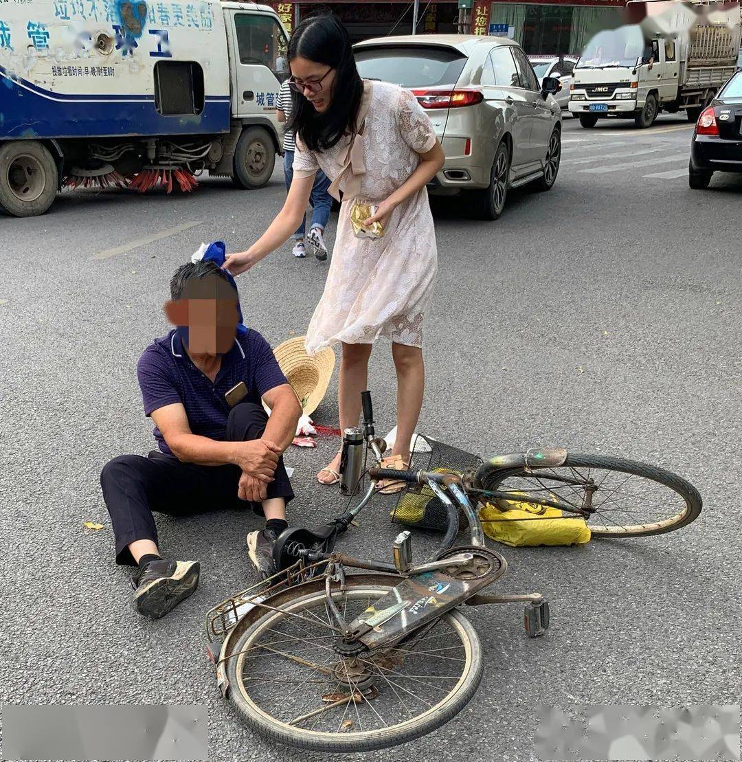 阳春一老人骑车倒地不起一靓妹竟这样做