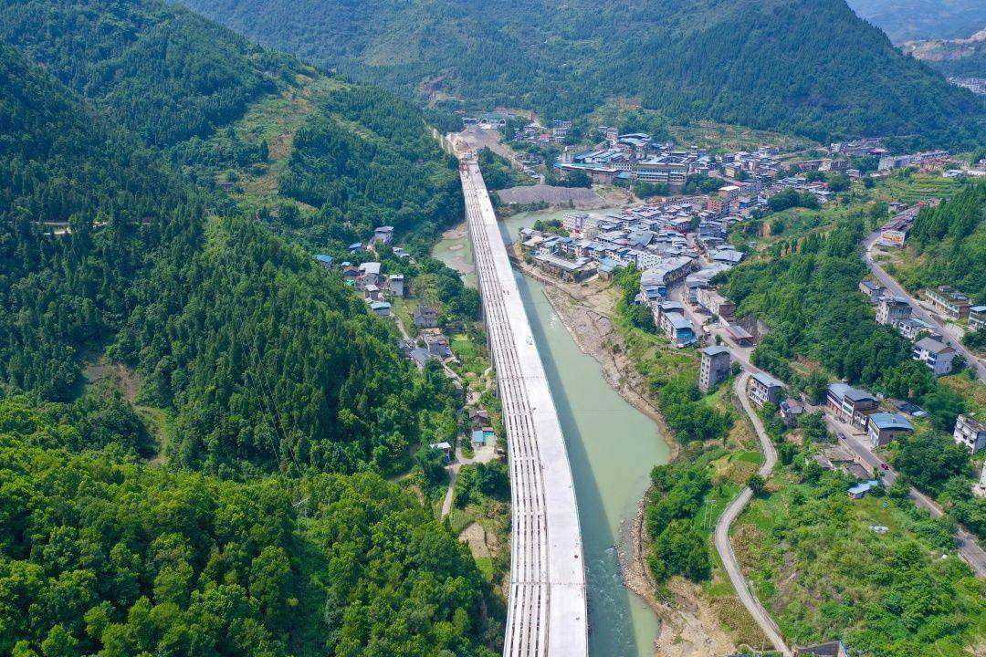 温泉特大桥沿东河而建,北起开州区温泉镇白玉村,南达郭家镇大西村,全