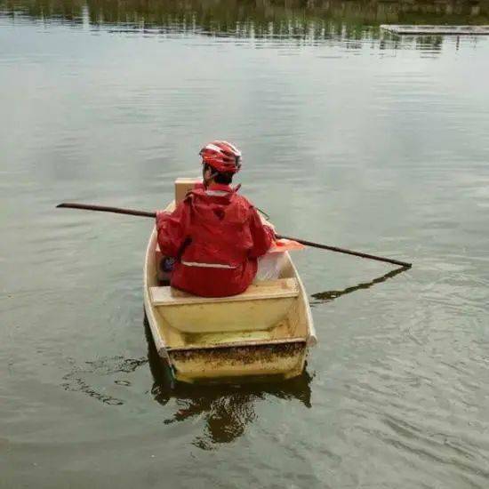 已经解锁了划船的技能外卖小哥和快递小哥堪称现代版"鲁滨逊漂流记"