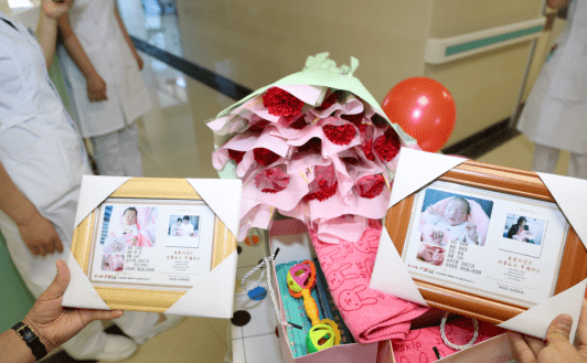 靖边县人民医院妇产科在新院区为住院患者送去祝福和暖心礼物