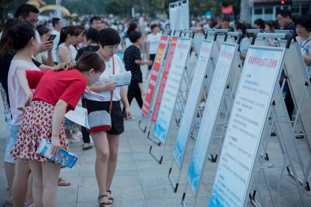 招聘会丨带你感受昨晚春潮广场的人才夜市