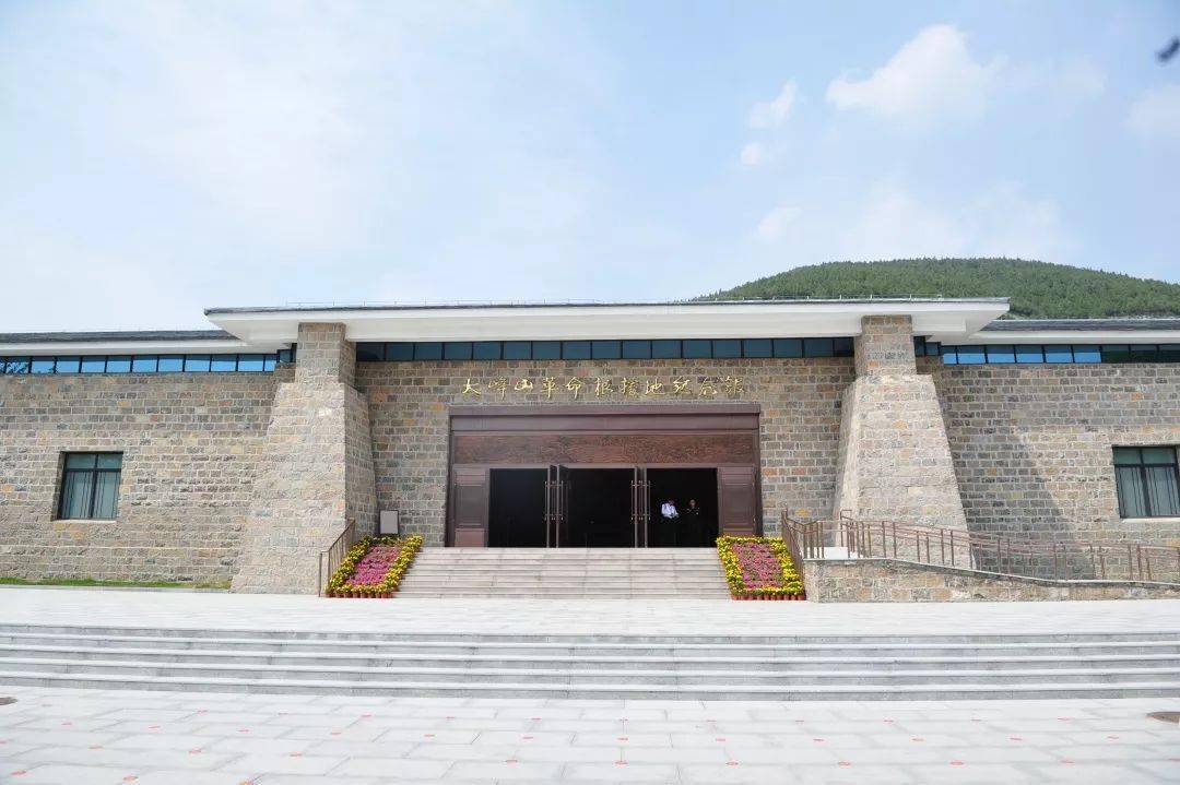 大峰山革命根据地纪念馆位于大峰山景区内,距长清区政府驻地27公里