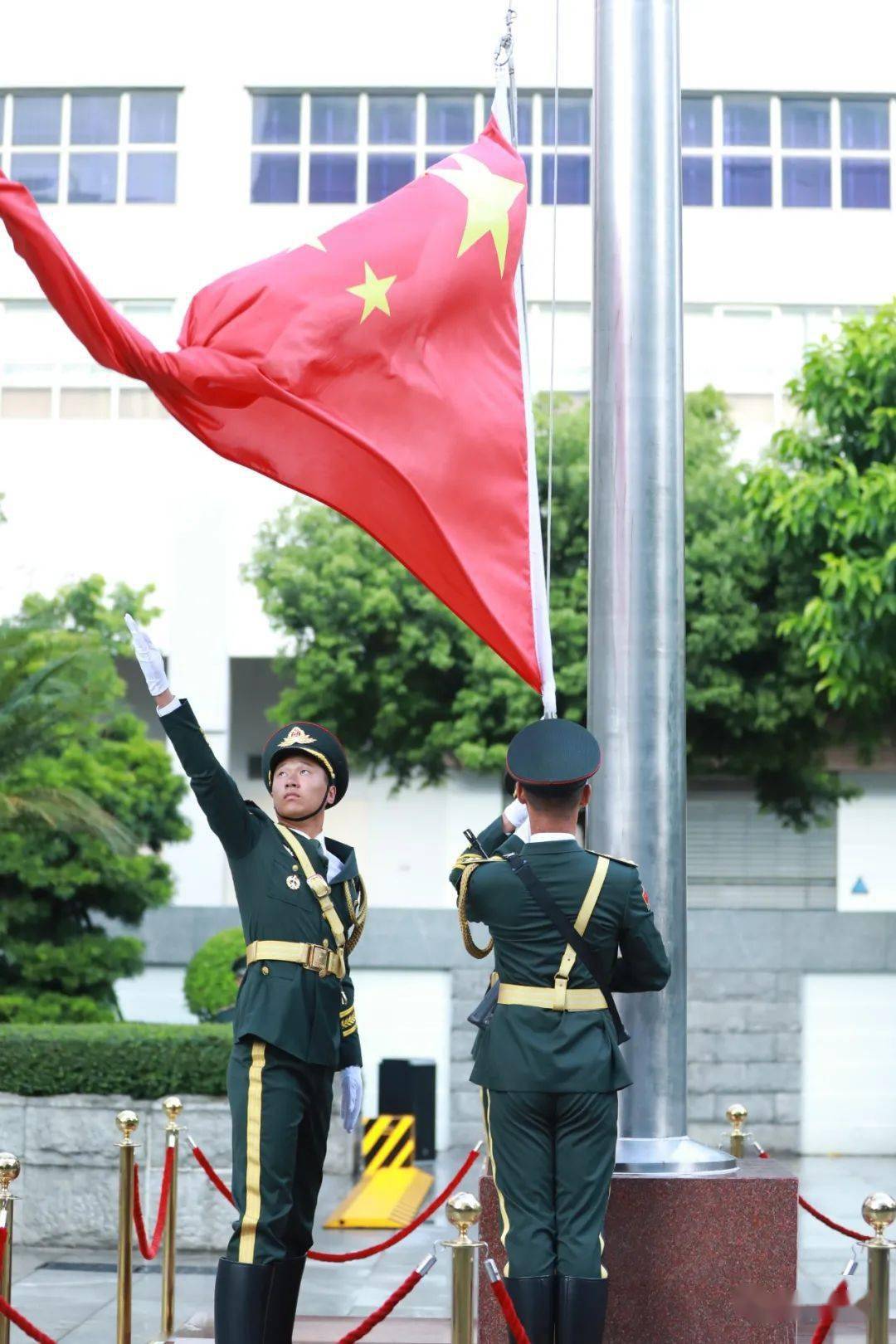 澳门,珠海营区同步组织升国旗仪式,热烈庆祝中国人民解放军建军93周年
