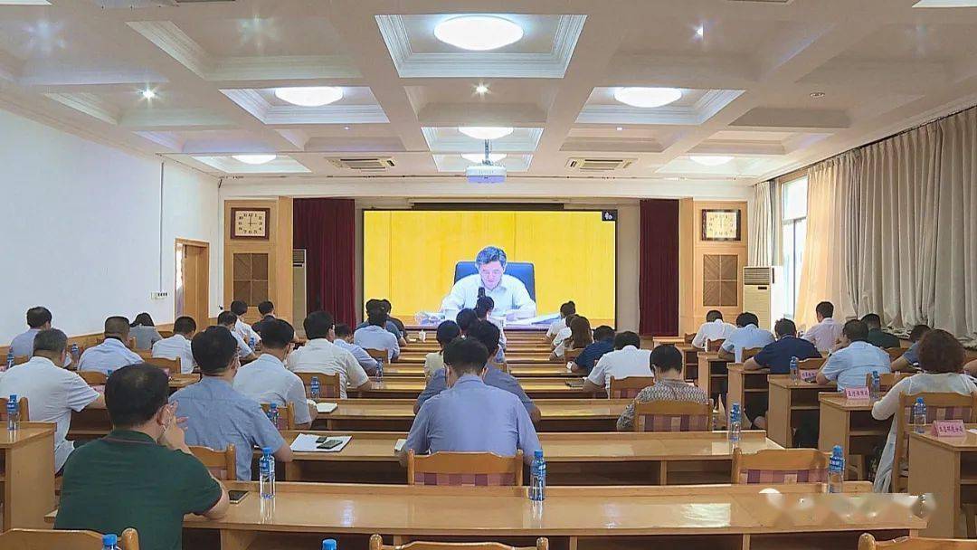 区领导徐明,邢海波,沈燕萍等在环翠分会场收看了会议实况