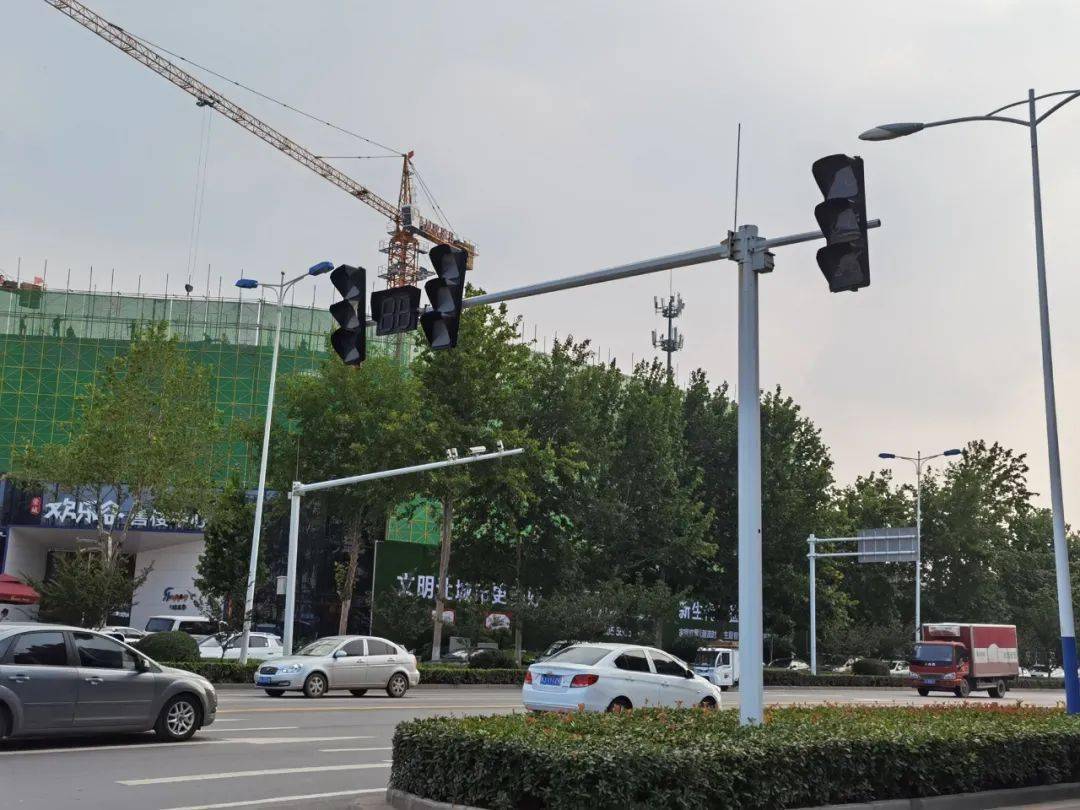 濮阳街头交通文明日益进步但还有这些问题濮阳早报濮阳早报今天