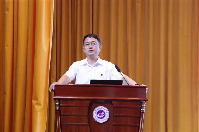 会上,高雪长校长还对淄博一中优化营商环境大讨论大反思大提升活动