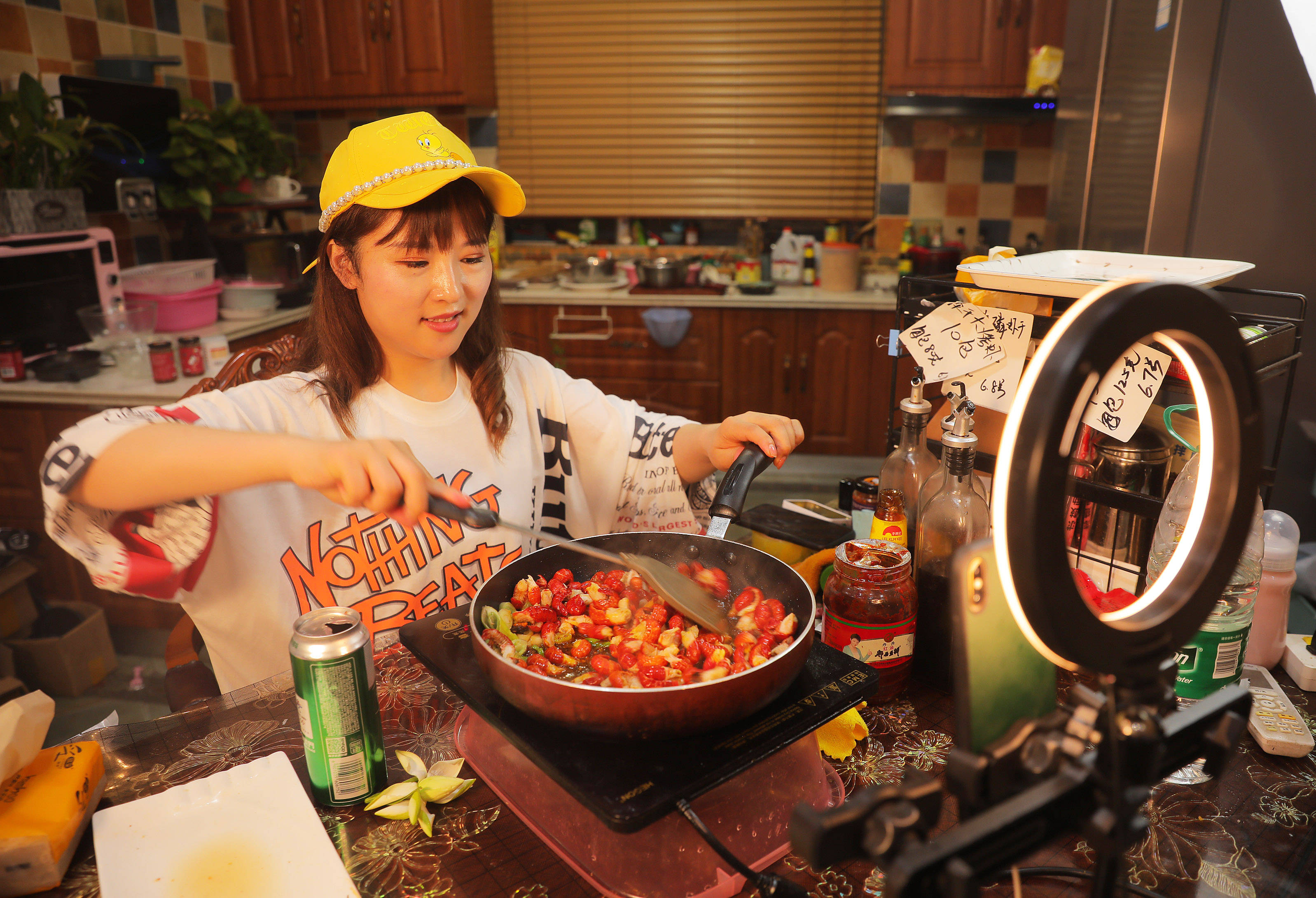 在连云港市海头镇,一名网络主播在直播推销食品(6月9日摄).