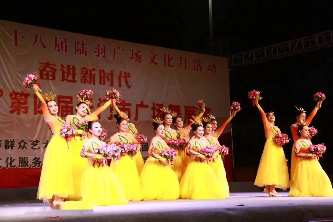 天门有支玫瑰红舞蹈队幸福的感觉就像花儿一样