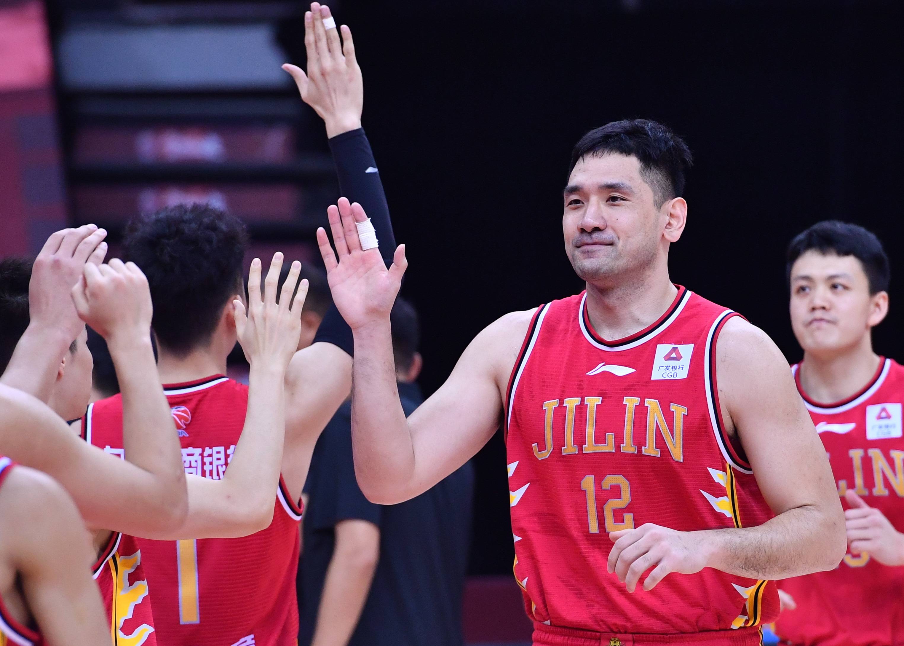 8月1日,吉林九台农商队银行队球员钟诚(右)在入场仪式上和队友击掌.