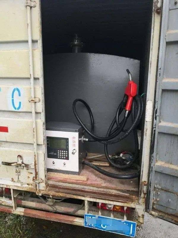 时,被巡逻的民警李跃,赵亮发现,当场将其抓获,现场查获一辆改装加油车