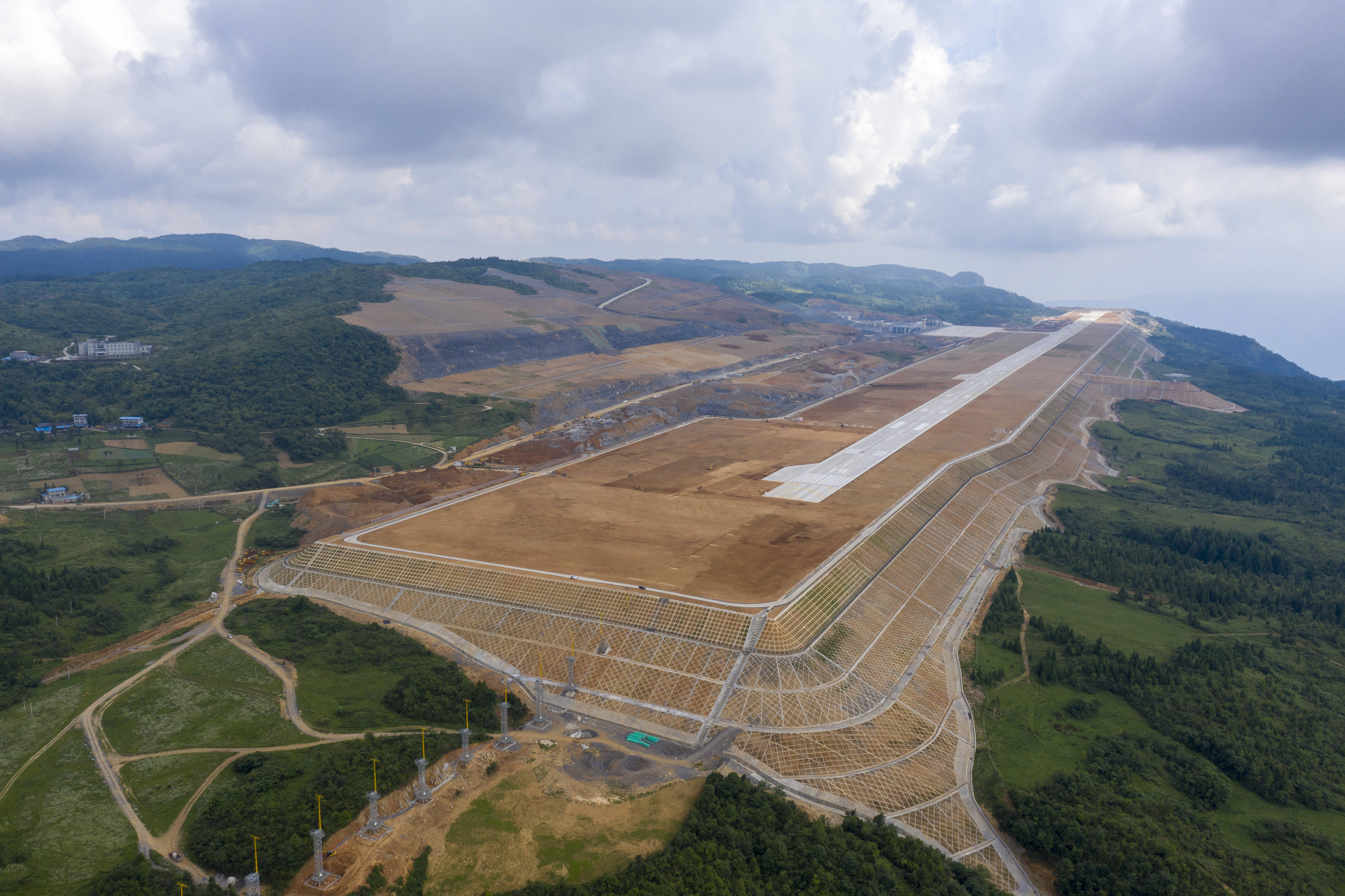 重庆仙女山机场主体工程全面完工 有望年内建成投用