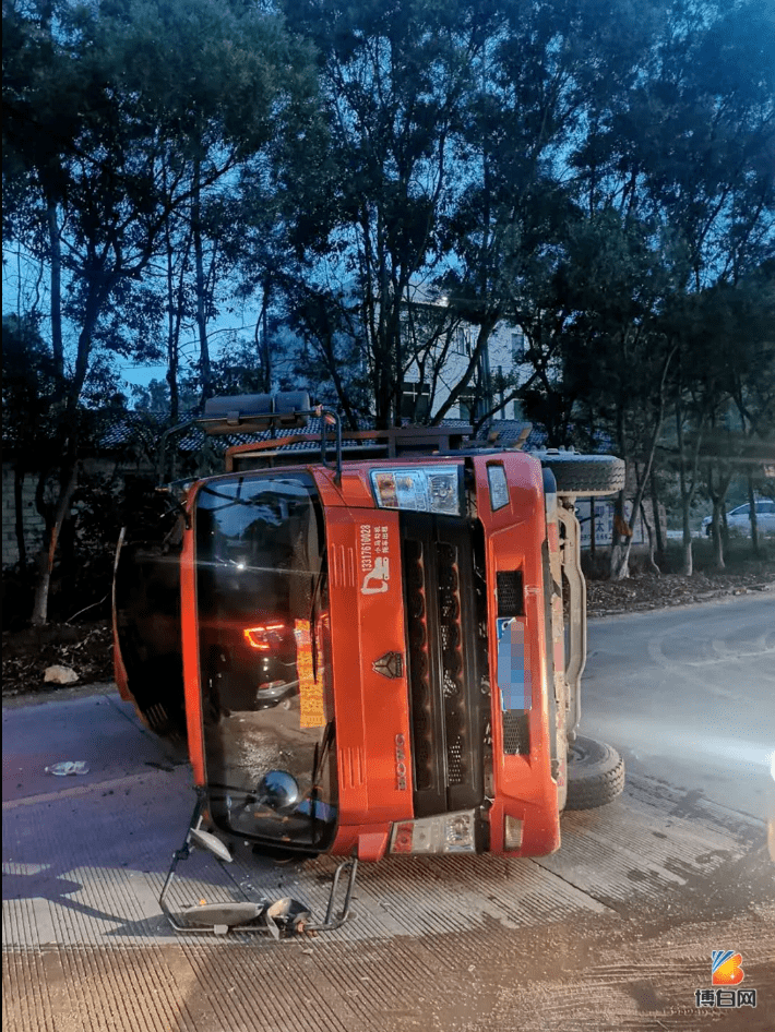 博白一辆载挖掘机的货车不慎侧翻现场一度