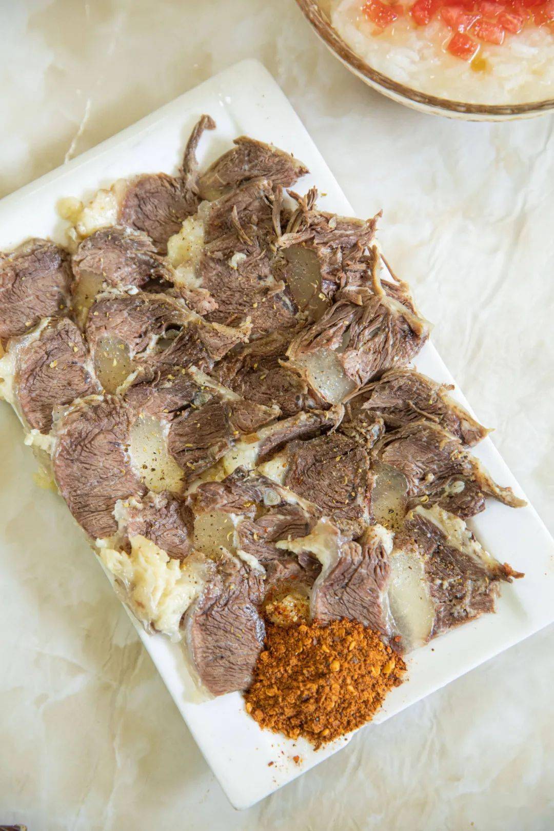 牛肉凉片 炎热的夏天适合来一份牛肉凉片,  切成薄片的牛肉整齐摆