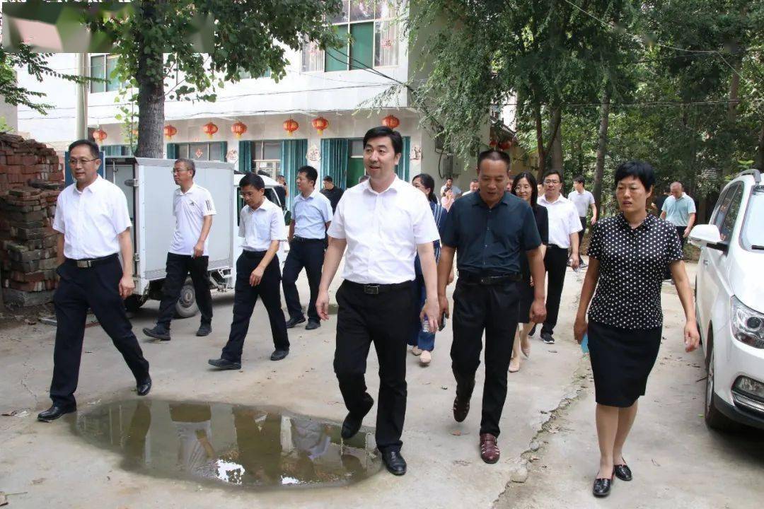 王书记一行深入到我镇东刘庄村,实地查看了村内"四大堆"清理,坑塘荒片