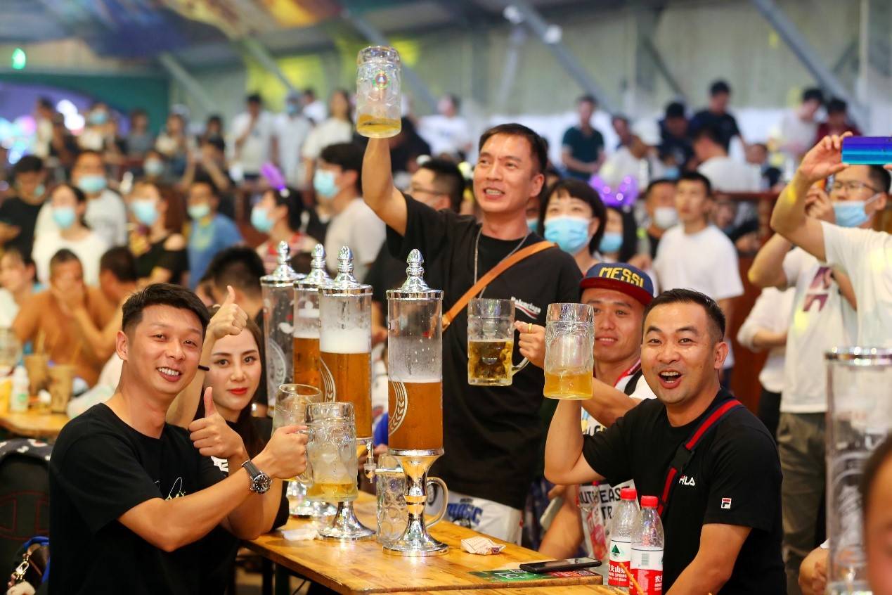 记者带您实地探访第30届啤酒节青啤大篷升级体验