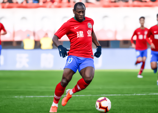 脚"感谢新冠"言论引众怒 大连电视台:停止主持人嘉宾解说资格_郭毅飞