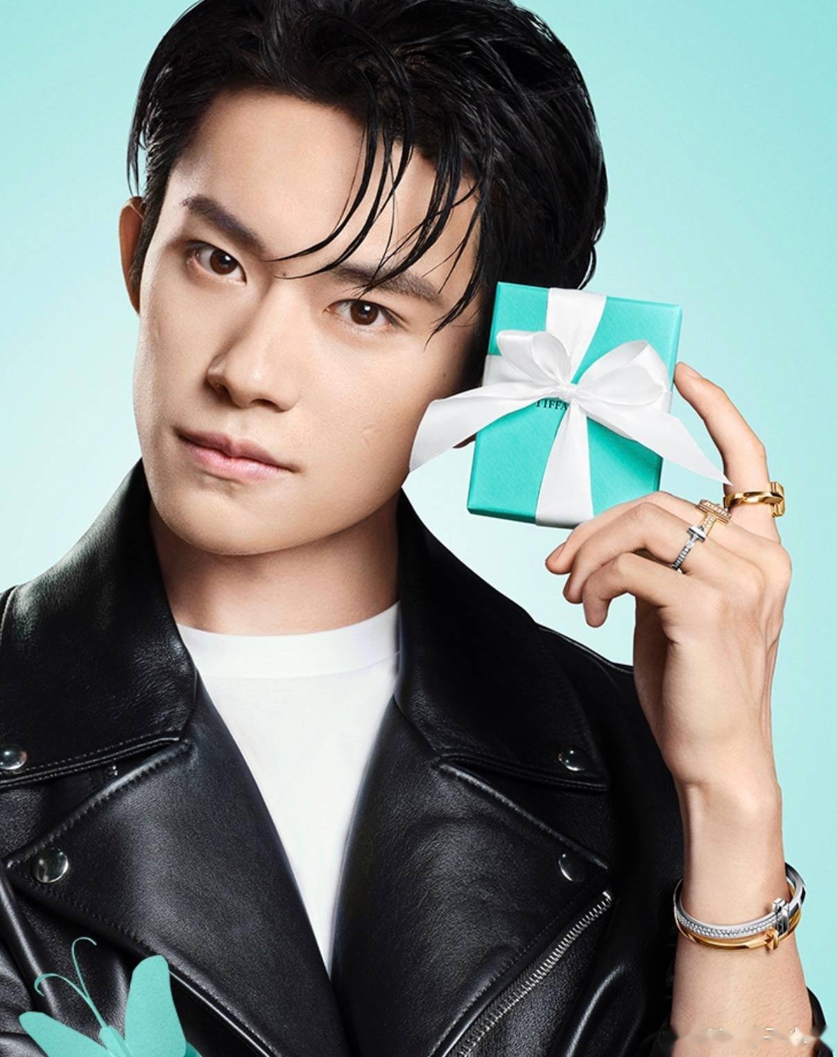 易烊千玺代言图照新鲜出炉,帅气迷人的皮衣少年