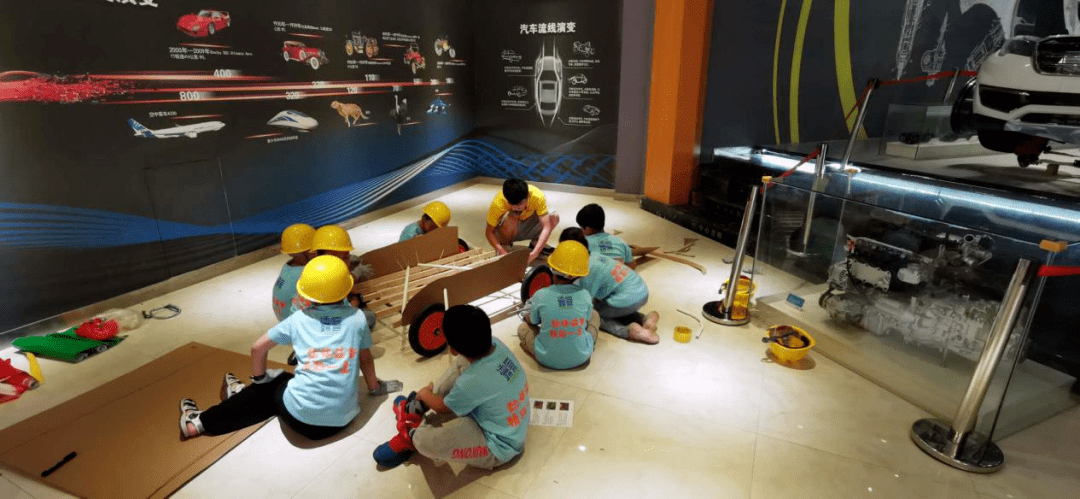 拼装:亲手拼装一辆具有驱动力的车辆模型造汽车通过参观真车拆解展示