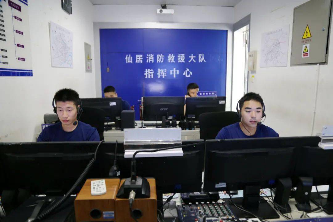 大队指挥中心严格落实24小时值班制度,停止探亲休假,强化抗台指挥调度