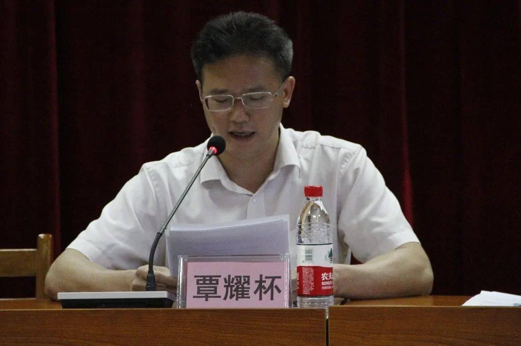 会由市商务局副局长张丽主持, 南宁百货大楼总经理覃耀杯作汇报发言