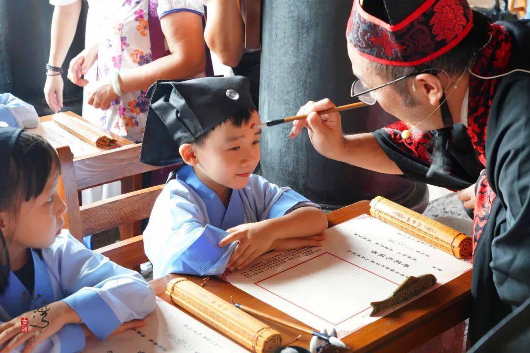 习三字经小朋友们大声朗读"幼儿学,壮而行,上致君,下泽民,扬名声,显