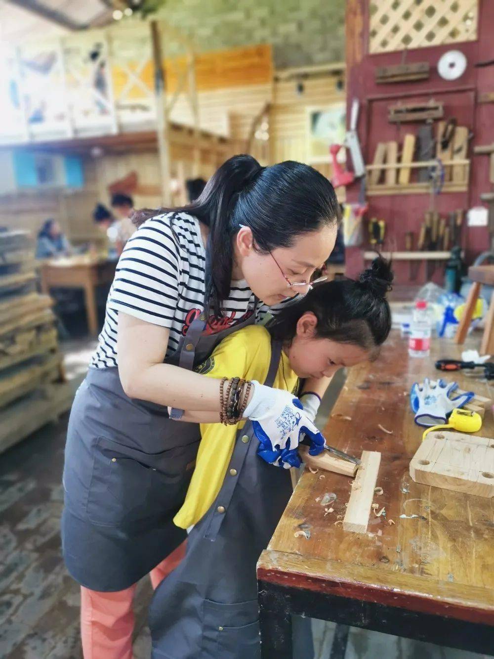 "木"有意思!市妇联暑期亲子实践活动,和爸妈一起木工diy